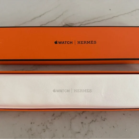 Apple Watch Hermès - 42mm Noir/Écru Toile H Single Tour NEW - Picture 4 of 9